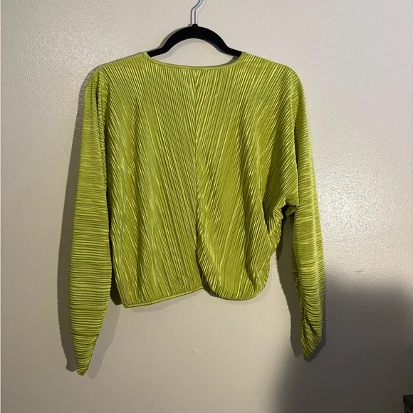 Good American Always Fits Plissé Wide‑Leg Pants & Cropped Shirt - Picture 4 of 7